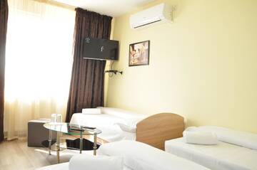Фото номера Трехместный номер «Комфорт» Гостевой дом Guest Rooms Simona г. Opanets 3