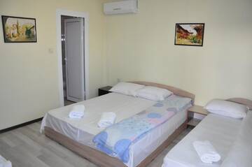 Фото номера Семейный номер с террасой Гостевой дом Guest Rooms Simona г. Opanets 2