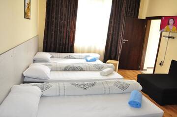 Фото номера Четырехместный номер с террасой Гостевой дом Guest Rooms Simona г. Opanets 4